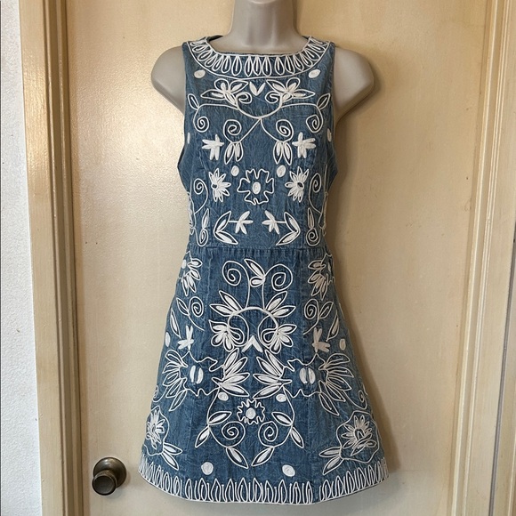 Alice + Olivia Dresses & Skirts - Alice + Olivia Floral Embroidered Denim Dress size 2